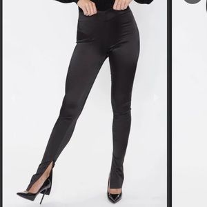 Hero’s black split hem legging